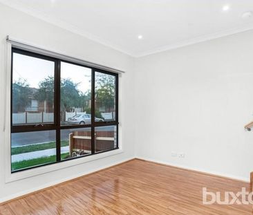 TWO BEDROOM TOWNHOUSE IN A PRIME LOCATION - Photo 4