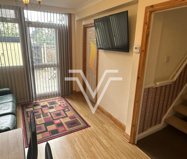 4 bedroom end of terrace house to rent - Photo 1