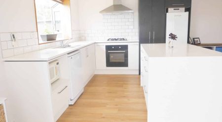 RICCARTON - 2 BEDROOM TOWNHOUSE, 50 METRES FROM RICCARTON MALL - Photo 4