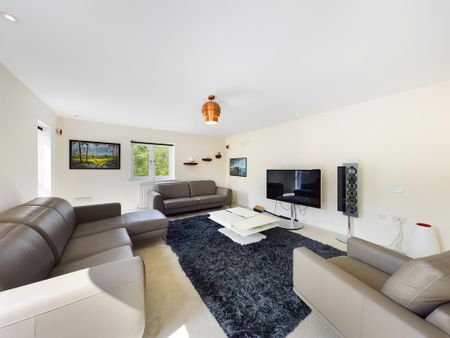 4 bedroom detached house to rent - Photo 2