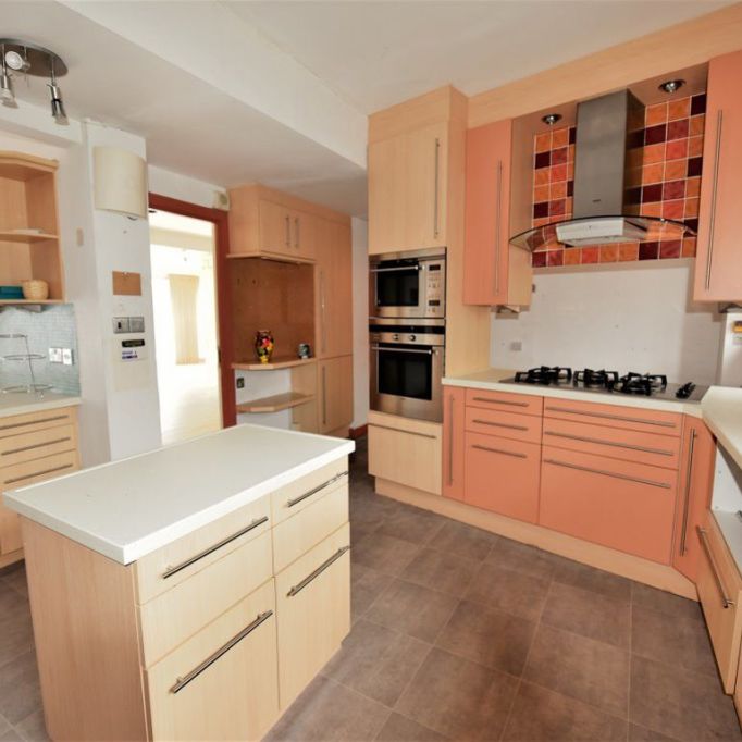 5 bedroom House in Sandmoor Lane, Alwoodley - Photo 1