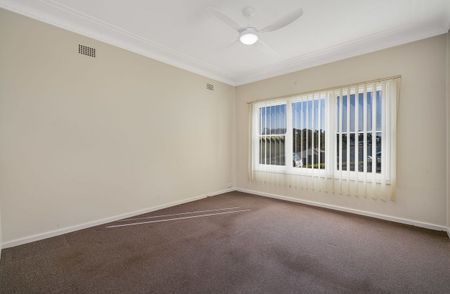 CHARMING 2-BEDROOM HOUSE - Photo 2