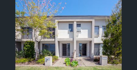 PERFECT FOR SMALL FAMILY OR COUPLE - Photo 3