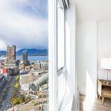 Stylish 2BR/2BA Downtown Vancouver Apt with Stunning Views & Prime Loc - Photo 2