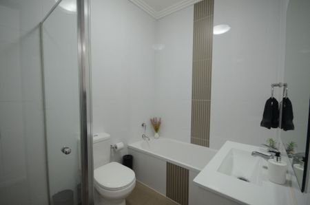 Immaculate 2 Bedroom Apartment - Photo 4