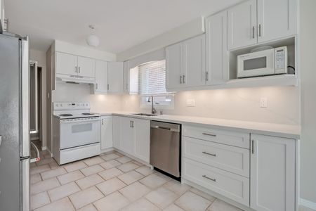 For Lease - 265 Mississaga Street, Oakville, Ontario - Photo 4