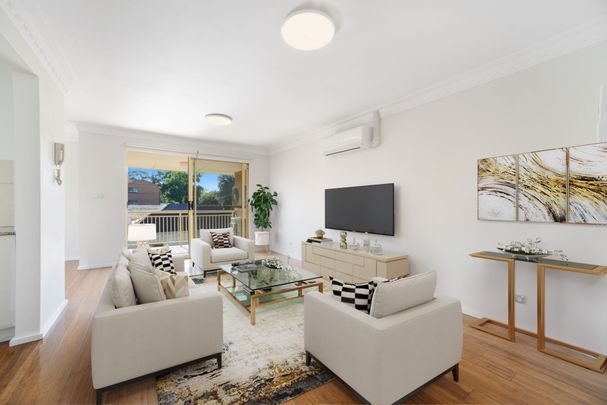 Warm and inviting top floor apartment sure to make you feel right at home - Photo 1