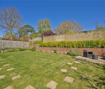 An exceptional detached home situated in an exclusive gated develop... - Photo 5