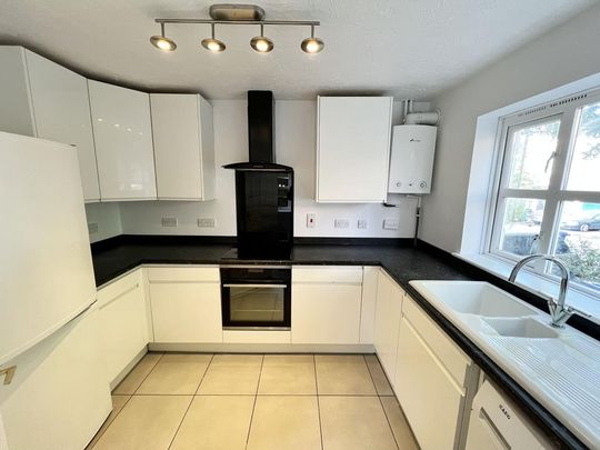 3 bedroom end of terrace house to rent - Photo 1