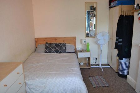 4 bedroom flat to rent - Photo 2