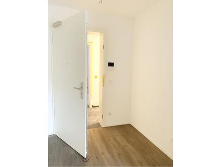 FÜ: Erstbezug! Attraktiv & repräsentativ, 2-Zi-Whg (1.OG) mit EBK, Balkon, Aufzug + TG-Stellplatz - Foto 2