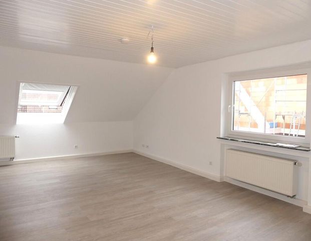 Modernisierte 2-Zimmer-Dachgeschosswohnung mit Ausblick ins Grüne in Freiberg-Geisingen! - Photo 1