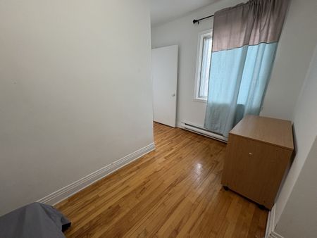 Rosemont : logement de 3 chambres, offert en location semi meublée. - Photo 5
