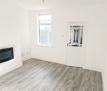 2 bedroom Semi-detached house to rent - Photo 2