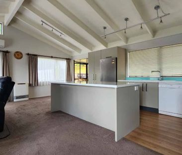 Spacious Family Home in Popular Merrilands - Photo 1