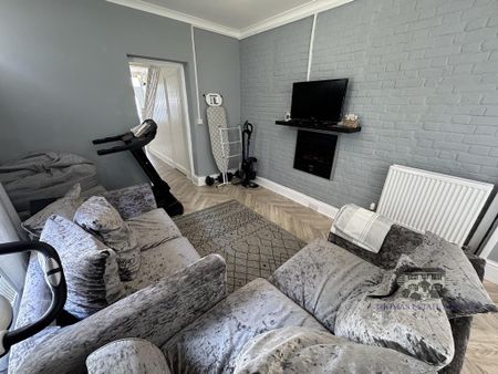 3 bedroom end of terrace house to rent - Photo 3