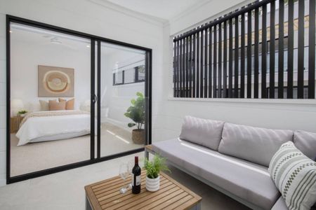Luxurious New 4-Bedroom Townhouse with Water Views, Private Lift & Premium Features - Photo 2