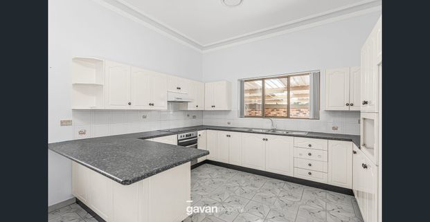 Charming three bedroom home in convenient location - Photo 1