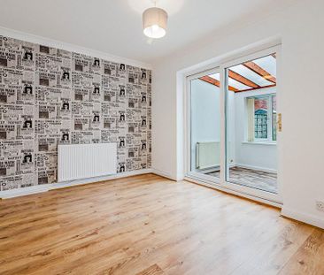 3 bedroom end of terrace house to rent - Photo 2