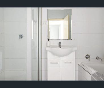 Close to everything - Photo 6