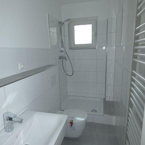 *** 2 Zimmer-Erdgeschoss-Whg. mit Duschbad - bereits aufwendig modernisiert! - Foto 1