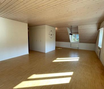 Generous 3 1/2 room penthouse apartment with renovated bathroom - Photo 2