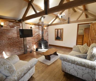 2 bedroom barn conversion to rent - Photo 1