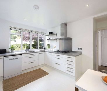 A beautiful three bedroom apartment with parking between Wimbledon ... - Photo 2