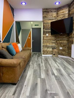 8 bedroom terraced house to rent - Photo 1