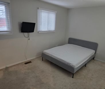 For Lease - 1296 Valerie Crescent, Oakville, Ontario - Photo 3