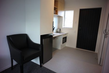 Fully furnished, self contained, studio room! - Photo 4