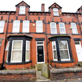 4 bedroom House in Walmsley Road, Leeds - Photo 1