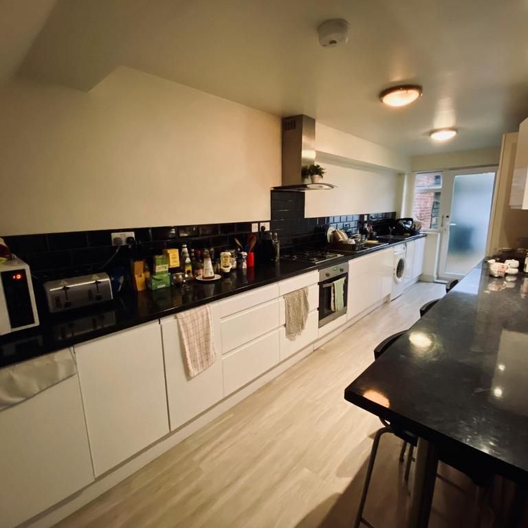 1 bedroom in a house share to rent - Photo 1