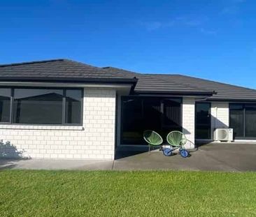 Modern, near new four bedroom - Photo 1