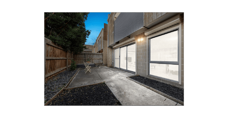 Large family home in a brilliant quiet location with parks at your door step. - Photo 5