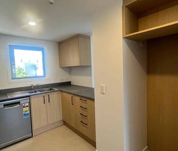 Spacious Two Bedroom Apartment - Photo 2