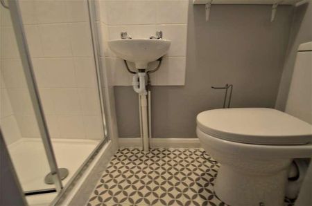 Station Crescent, Ashford, TW15 - Photo 5