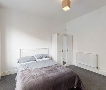 Spacious 5-Bedroom Student House with Modern Amenities - Photo 5