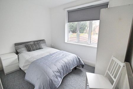 3 bedroom flat to rent - Photo 2