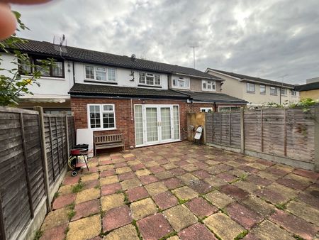 4 Bed Terraced House, Cleves Road, E6 - Photo 2