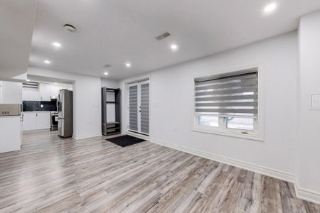 For Lease - 280 Miller Park Avenue, Bradford West Gwillimbury, Ontario - Photo 4