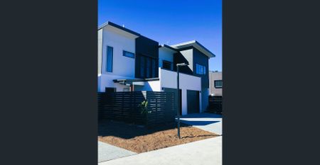 Large 3 Bdrm 2.5 Bath Townhouse 6 Month Lease Close to Nambour CBD - Low Maintenance Living at its Best - Photo 4