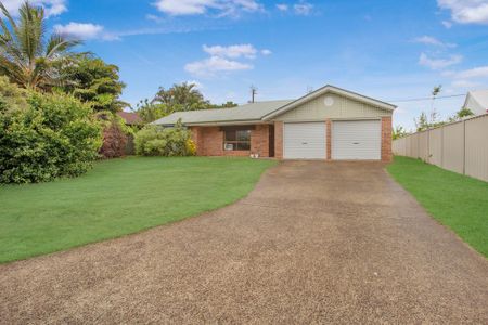 Large 3 Bedroom Home with Huge Backyard in Cul-De-Sac - Photo 4