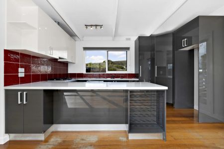 Charming Weatherboard Home... - Photo 2