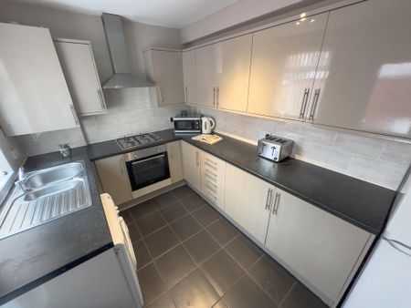 4 bedroom terraced house to rent - Photo 3