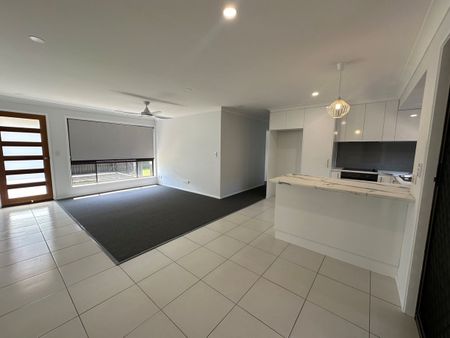 2/7 Burwood Court, Labrador, QLD 4215 - Photo 4