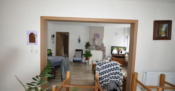 Gelijkvloers appartement met omheind tuintje en tuinhuis - Foto 1