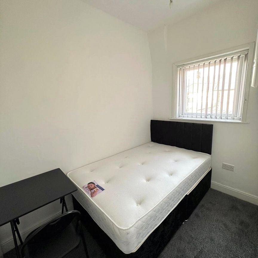 3 Bedroom Terraced - Photo 1