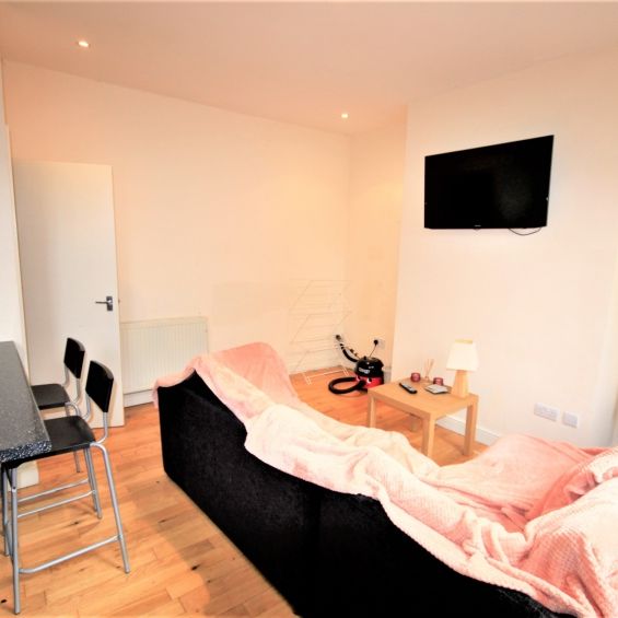 Harold View, Leeds, West Yorkshire - Photo 1