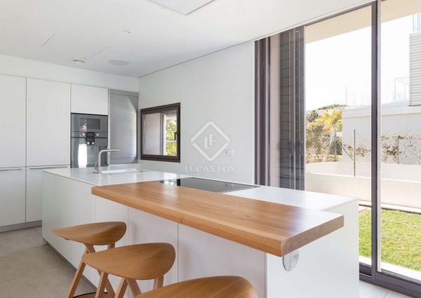 Excellent 5-bedroom house with 52 m² terrace for rent in Gavà Mar, Barcelona